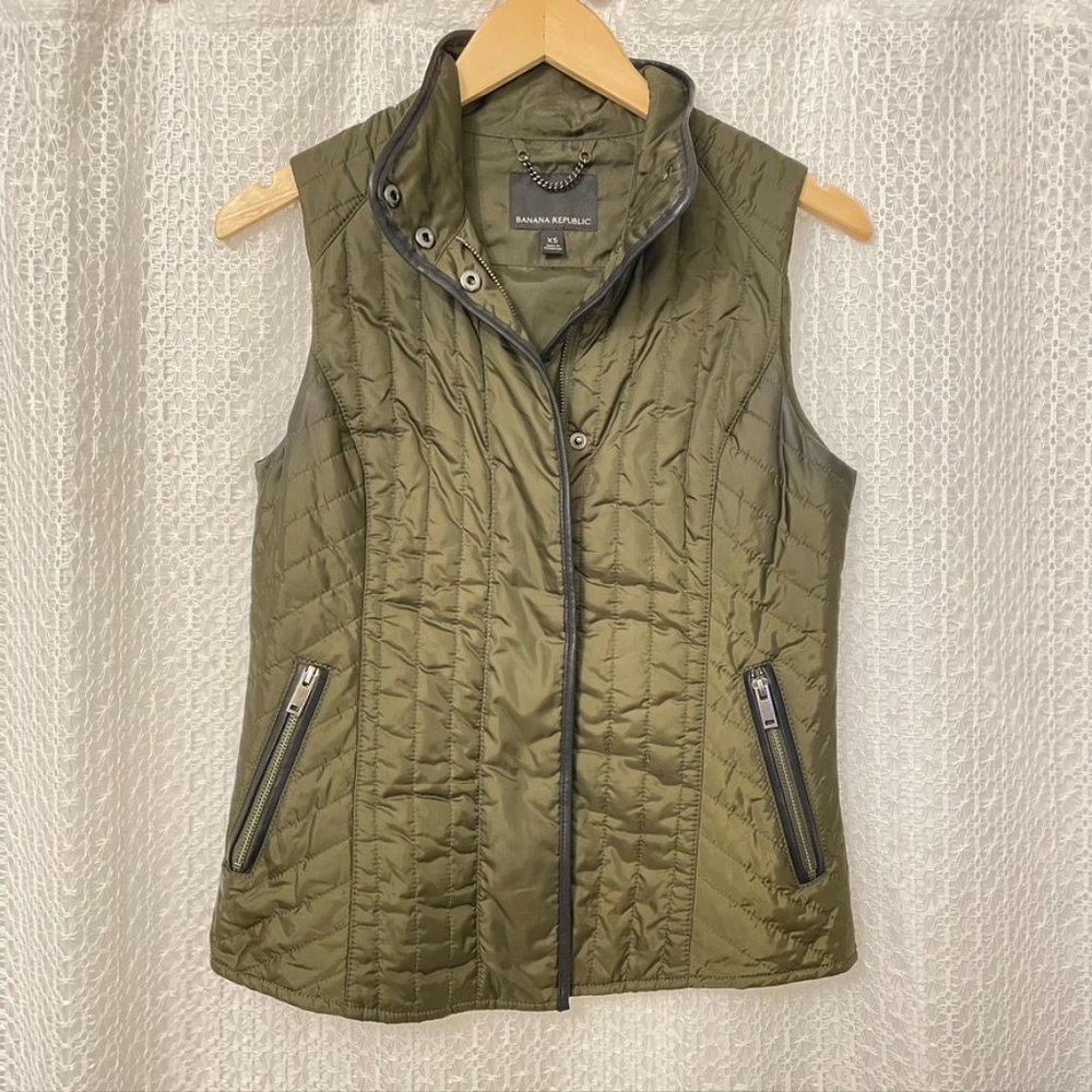 Banana Republic - Women's Army Green Quilted Puffer Vest - XS